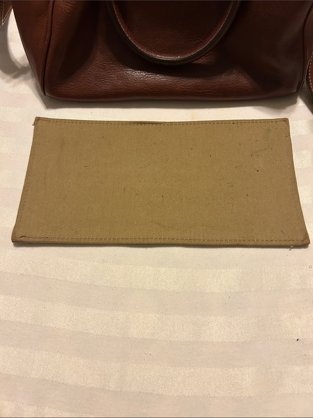 Vgt. Ralph Lauren satchel bag with removable strap and brass hardware. - Picture 7 of 10